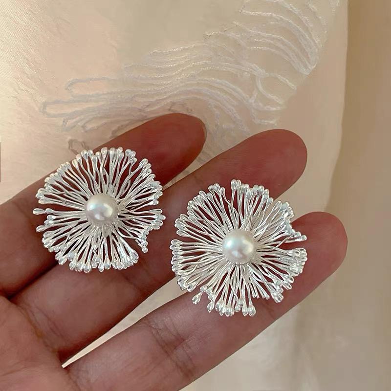 Exaggerated Metal Irregular Flower Stud Earrings For Women Fashion Pearl Hollow Earrings Personality Party Jewelry Party Gifts