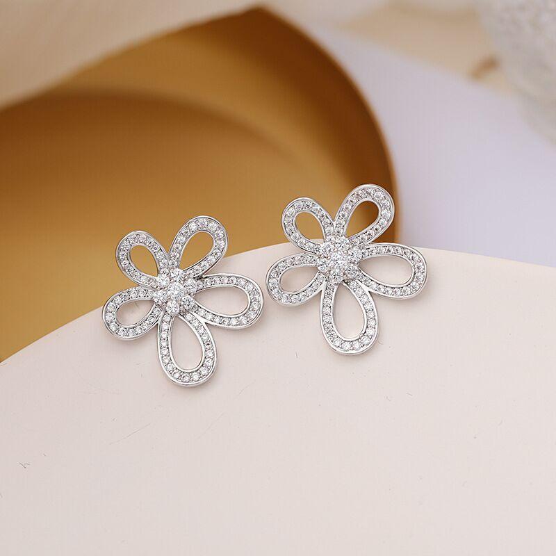 Boucles d'oreilles tendance à clous fleur ajourée en cristal brillant pour femmes Couleur Mignon Doux Fête Nouvelle Mode Bijoux Cadeau pour fille