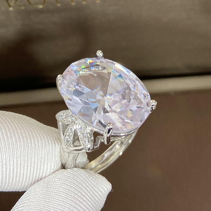 2026 Clover Inlaid Crystal Zirconia Ring Plated with 18K Gold Diamond Inlaid with White Diamond Jewelry Banquet Ring Resizable