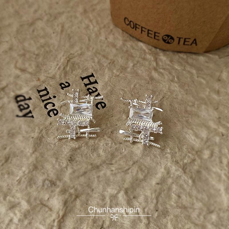 Ear clips, light luxury, high-end sense, summer design sense, silver zircon stud earrings, women's exquisite explosion, earrings without earrings.