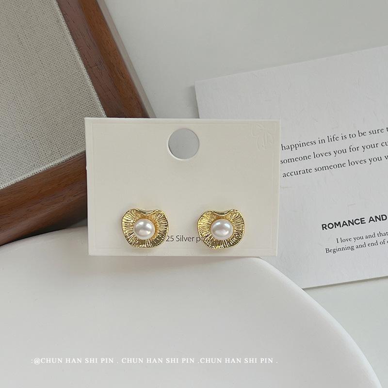 

Lotus leaf irregular stud earrings, natural freshwater pearl ear clips, no ear piercings, high-grade mosquito coil disc earrings. 14k