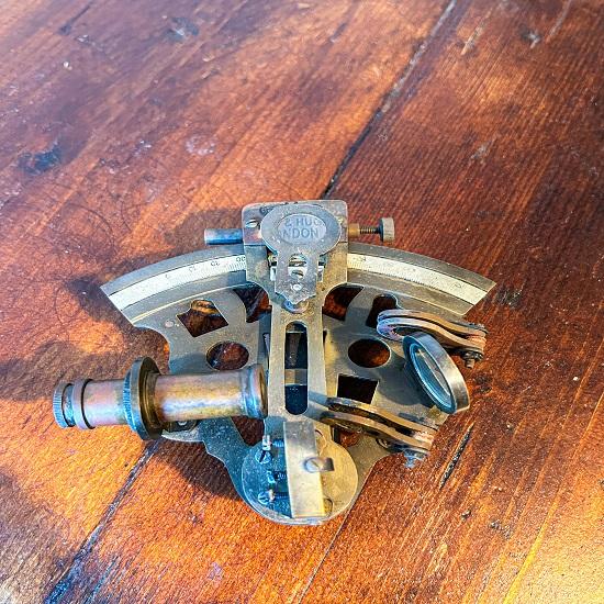 Nautyczny Sekstant Mosiężny w Drewnianym Pudełku Marynarski Nautyczny Kolekcjonerski Dekor