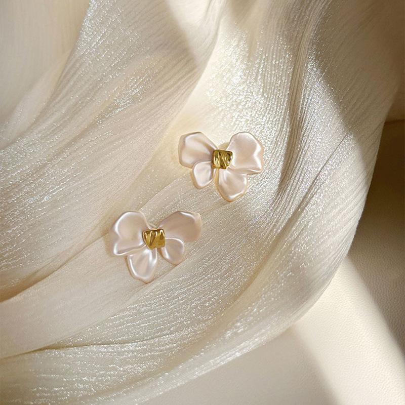 

Серьги-подвески с цветами — это маленькие, свежие, простые и универсальные серьги, милые и модные нишевые серьги с темпераментом для женщин.