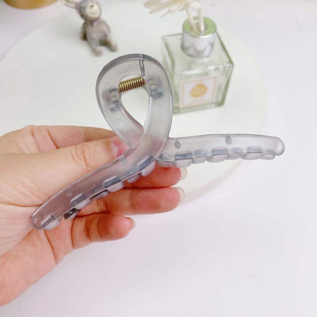 Beautifully Plastic Crafted Hair Claw Clips With Elegant Shapes And Vibrant Colors For Every Hairstyle Needs