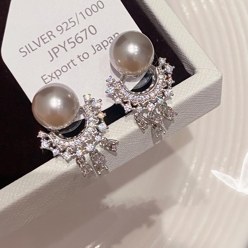 "Moonlight" Pearl Ear Clips - Elegant Tassel & Lace Design, Piercing-Free Earrings for Women.