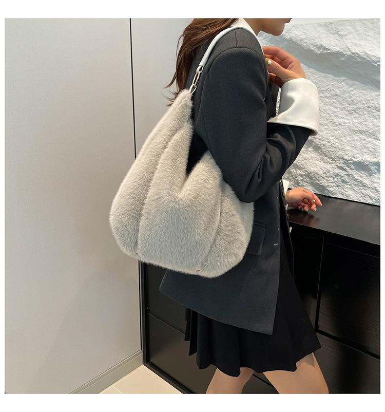 A must-have for autumn and winter fashion! Large-capacity Mao Mao women's bags, interpreting lazy trends