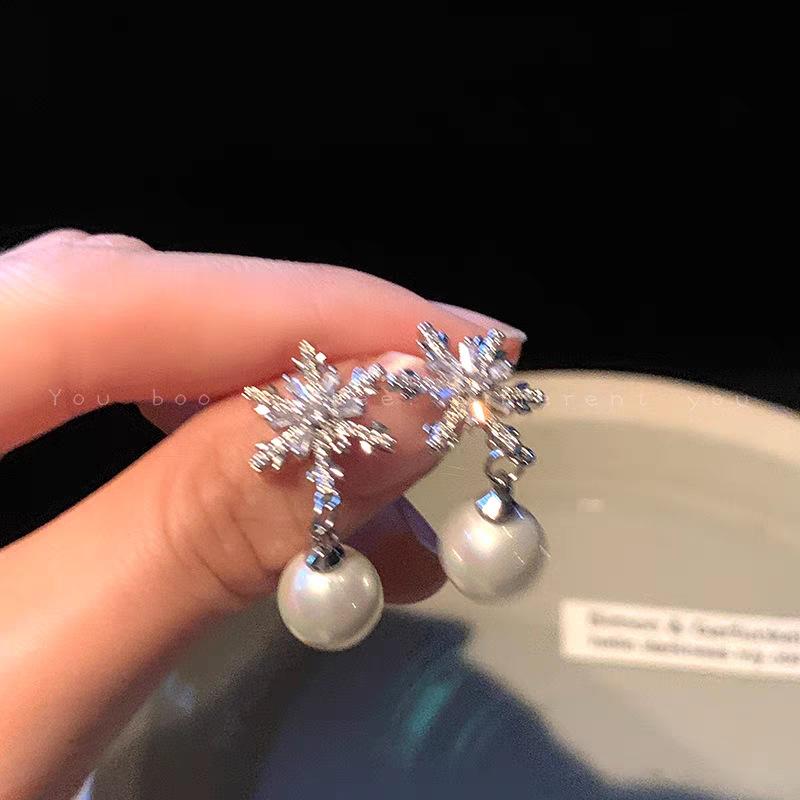 

111 Silver Needle Fashion Niche Design Zircon Snowflake Earrings Women s Light Luxury Premium Pearl Earrings Temperament Earrings 925 silver needle