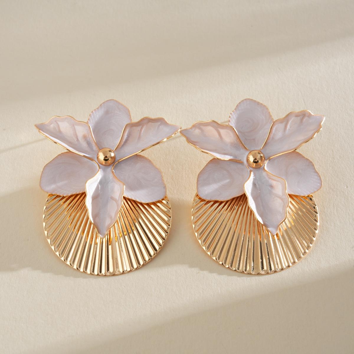 

DIGADAGU Alloy Flower Oval Geometric Stud Earrings New Simple Exaggerated Earrings Women Party Zircon Accessories