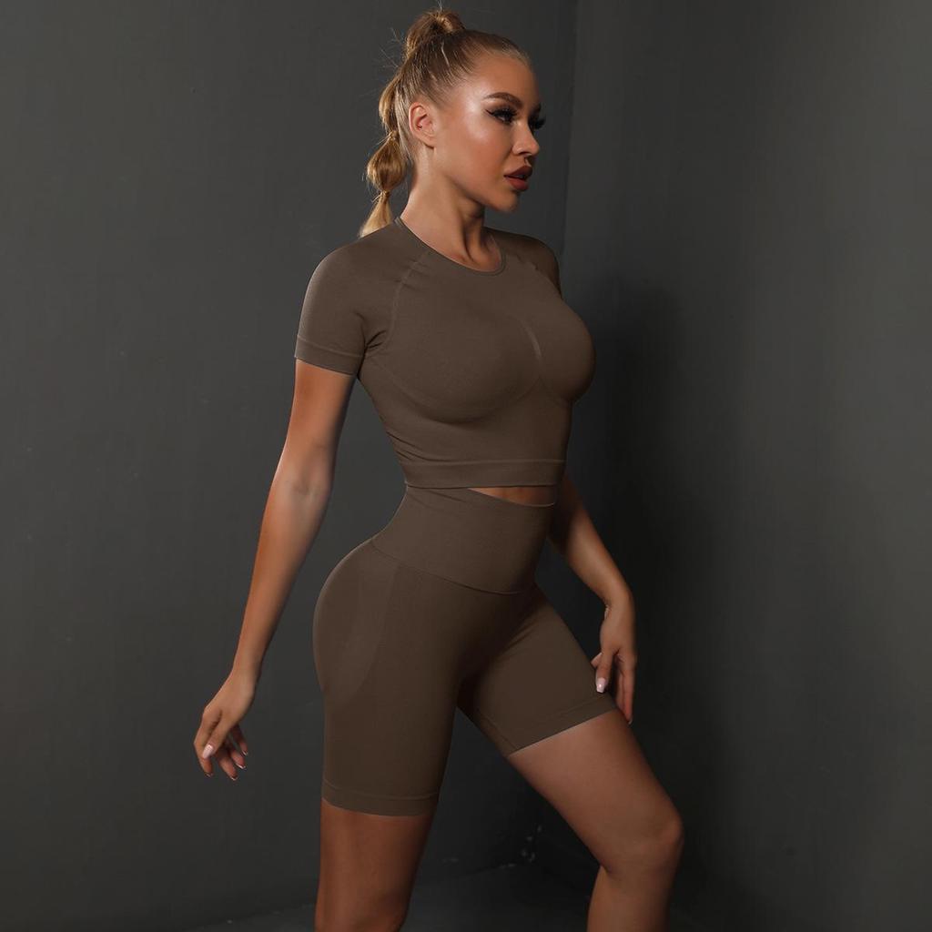 Seamless High-Elastic Yoga Two-Piece Set: Solid Color Peach Butt Short Sleeve and Shorts