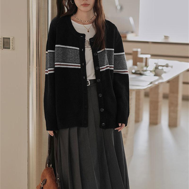 

Американский ретро колледж стиль вязаная куртка чувство дизайна круглый вырез контрастный цвет V-образный вырез полосатый свитер женский осенне-зимний ленивый стиль 49-201 (average size) чёрный