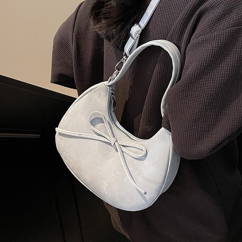 This year, simple bows, sweet wind, portable crescent bags, niche leisure, high-end sense, versatile messenger women's bags are popular.