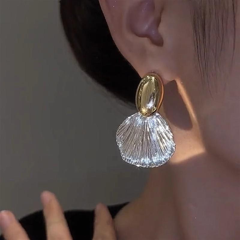 Personalized Temperament, High-end Feeling, Shell Ear Clip, Retro and Cool Style Earrings, Internet Famous and Popular, No Ear Hole Style