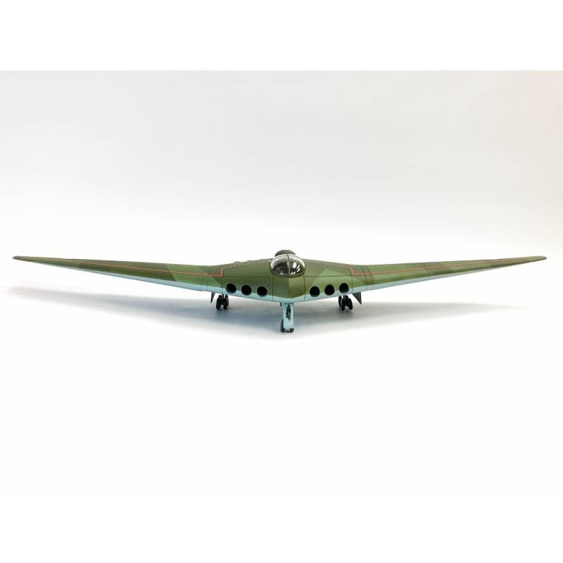 Rocket Models Fist of War Series German Transcontinental Super Bomber Horten Plastic Model 47046 1/72 H.18A