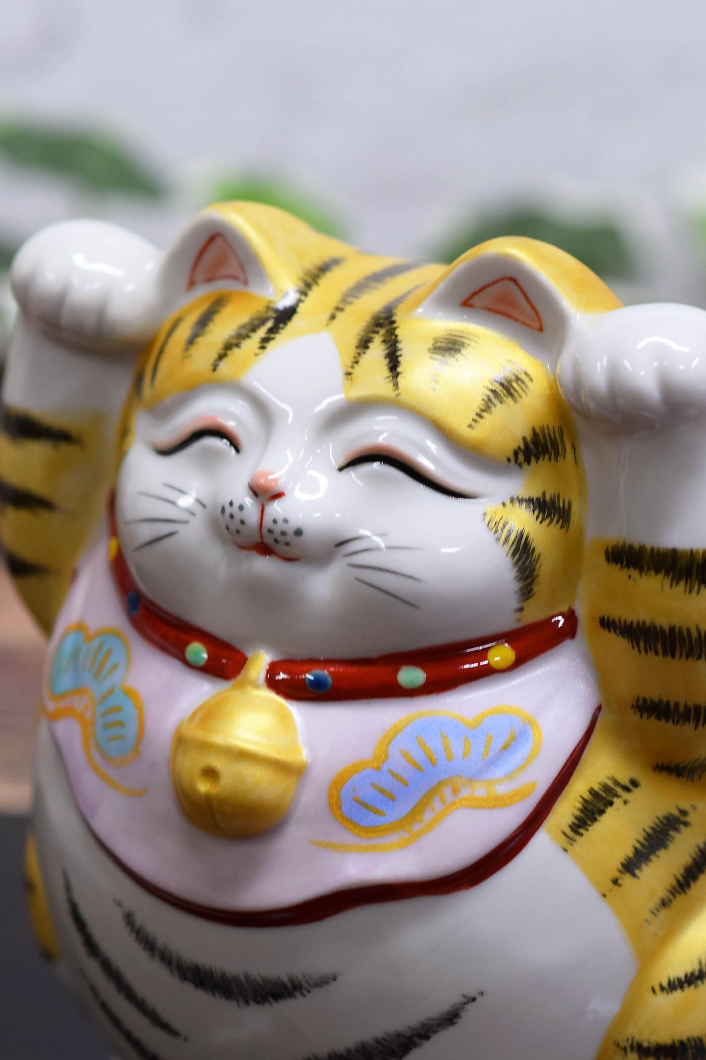 

Ceramic Kutani Raising Both Feng Good Interior Decor Maneki-neko Figurine, Ware, Hands, Gold-Tone Design, Shui, Luck, Luxury, Japanese-Style