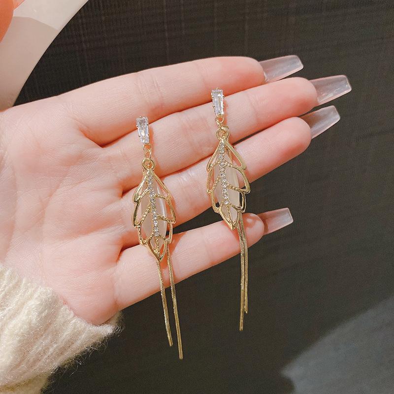Light luxury high-end sense gold long fringed temperament earrings fashionable atmosphere versatile stud earrings personalized daily earrings