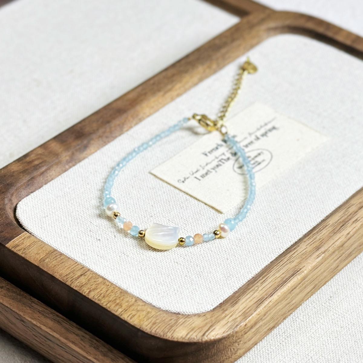 Женский браслет из пресноводного жемчуга и натурального камня с подвеской в виде кошачьей головы из морской раковины