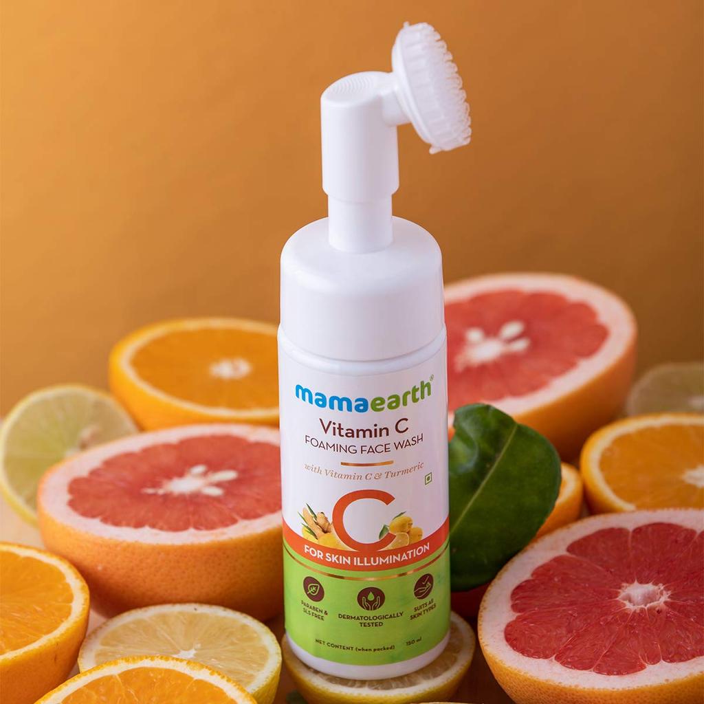 Mamaearth Vitamin C Face Wash mit schäumender Silikon-Reinigungsbürste mit Vitamin C und Kurkuma – 150 ml