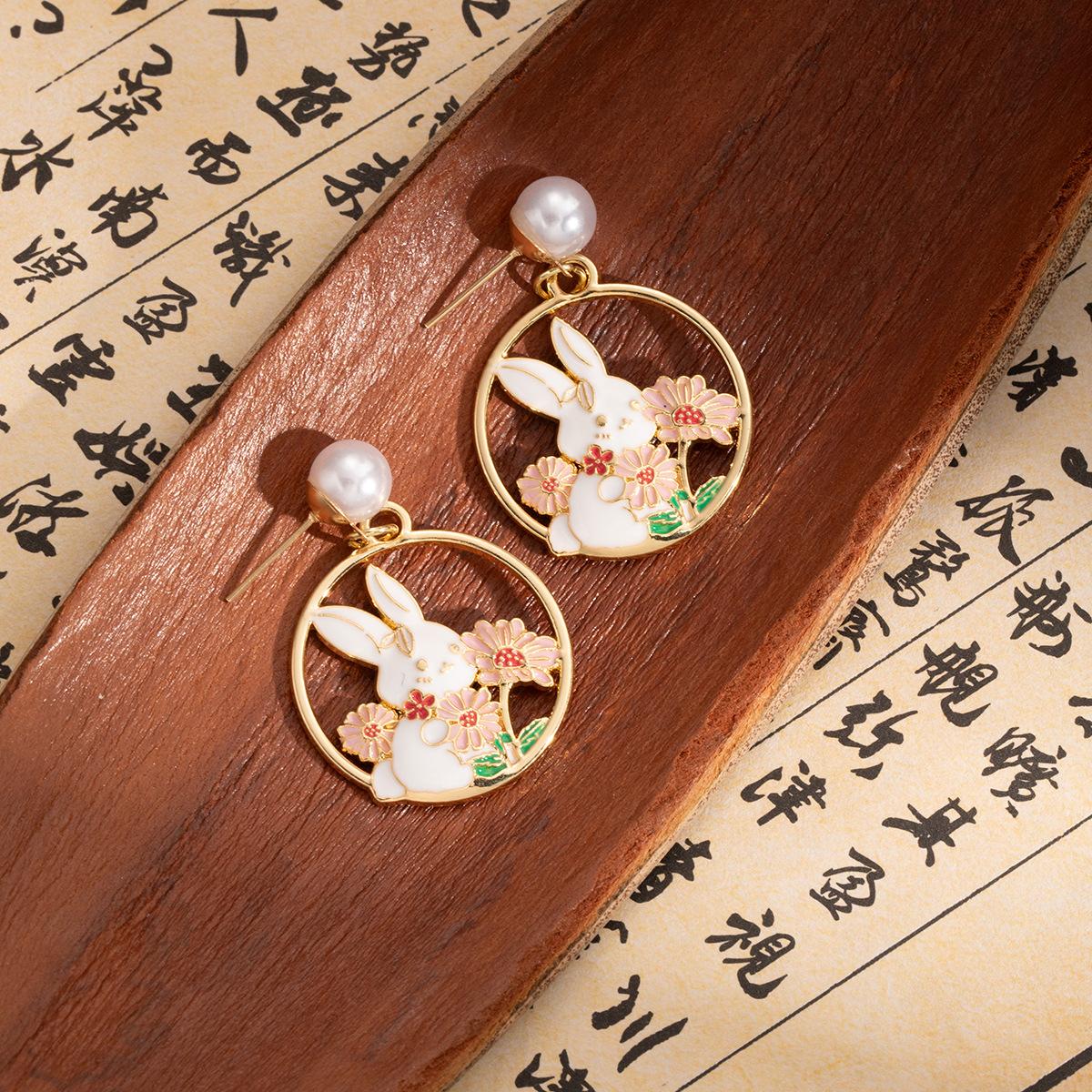 Весенние серьги «Милая ромашка», Милые серьги-пусеты в виде цветка ландыша с кроликом, Серьги-пусеты в виде цветка с жемчугом и эмалью