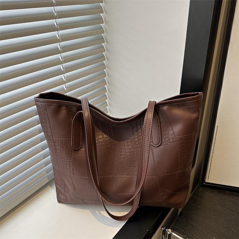 High Value and Large Capacity New Simple Fashion Commuting Atmosphere Versatile Portable Shoulder Armpit Bag Women