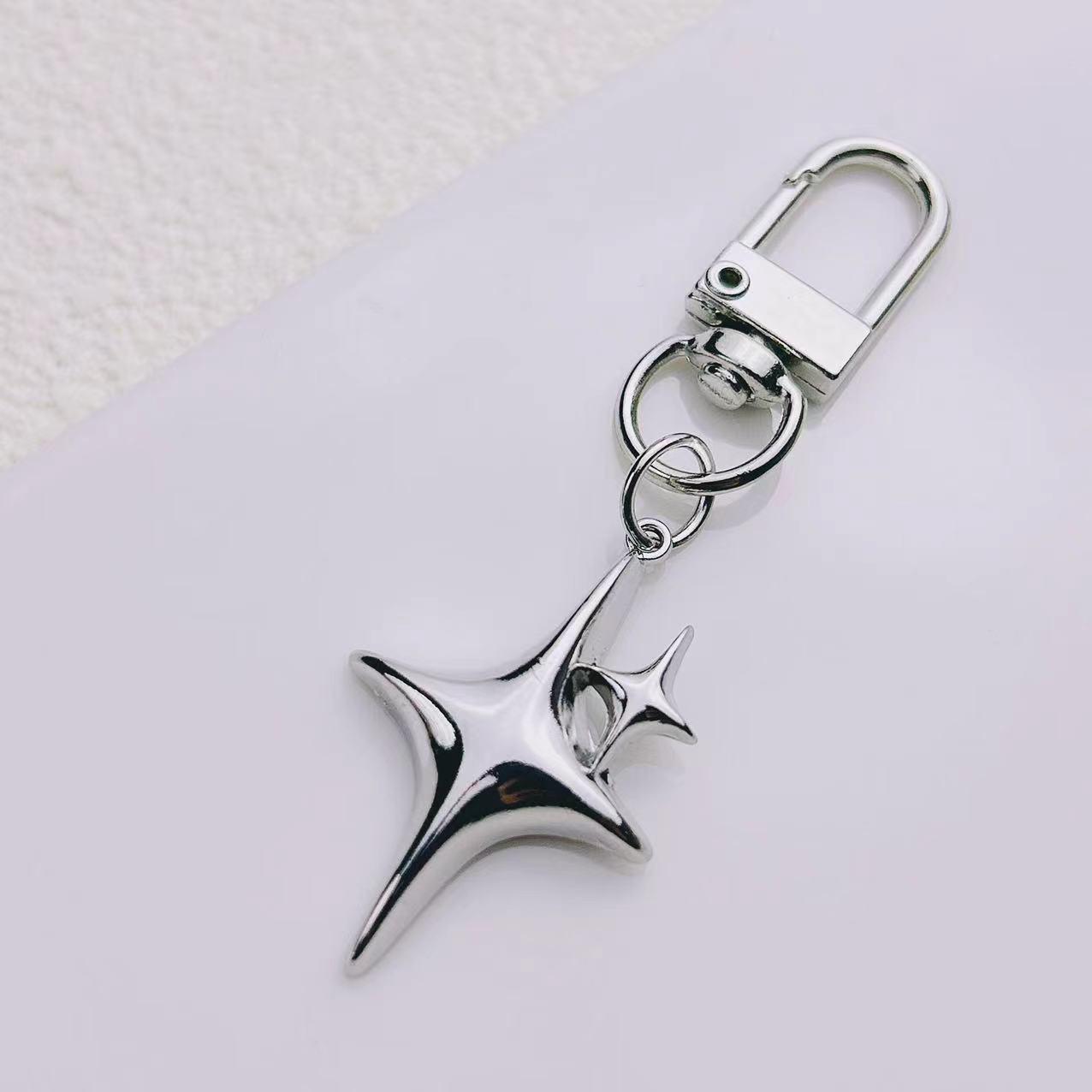 Элегантный полый брелок  Звезда и Луна  - Модный унисекс подвес для сумки.