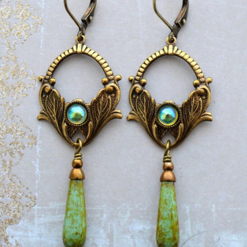 A Pair of Bohemian Retro Hollow Kink Lady Earrings зелёный