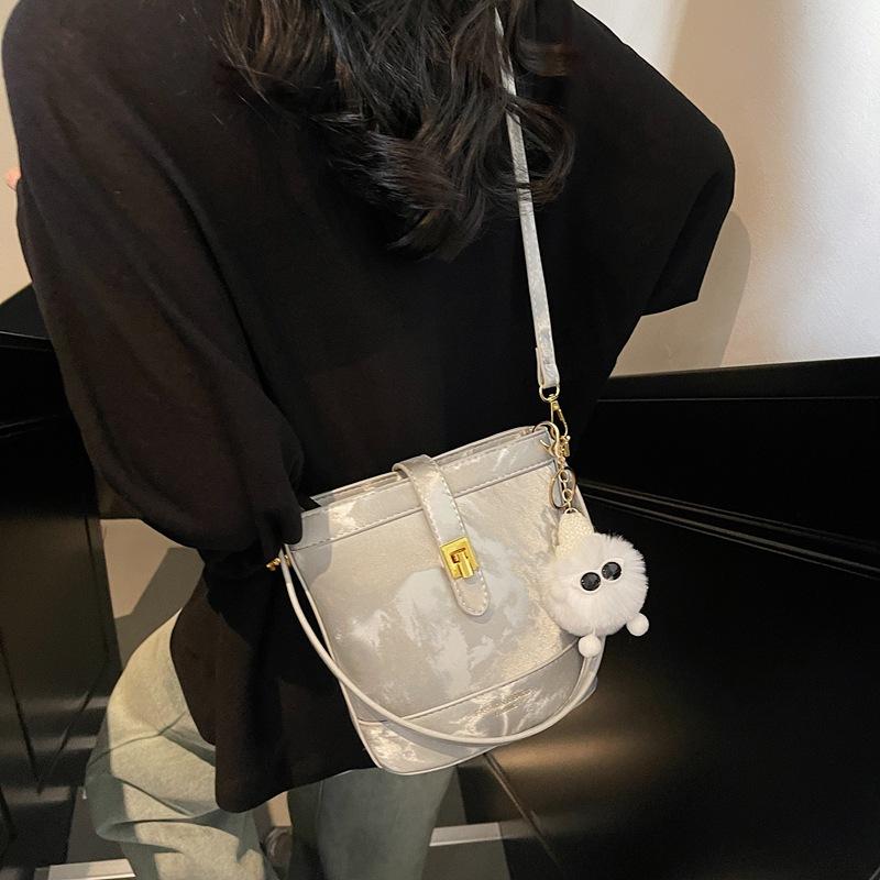 Simple Casual Hand Bucket Bag 2025 Spring New Korean Version Trendy Shoulder Bag Premium Messenger Bag