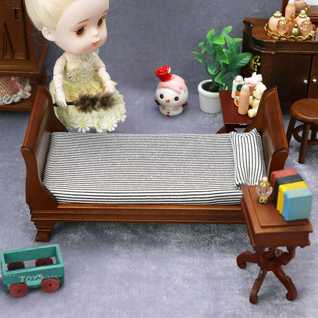 Cama de Solteiro em Miniatura para Casa de Bonecas Escala 1/12 Móveis Vitorianos Vintage Cama para Bonecas de 15cm Exibição de Cena de Quarto
