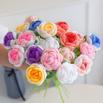 Geflochtene Rose, handgefertigte Häkelblume. Wunderschöne langlebige Häkelrosenblume aus Garn für die Heimdekoration