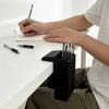 Ein aufsteckbarer Stifthalter für den Schreibtisch, platzsparend mit spiralförmiger Schalterfunktion, ideal für dickere Büroschreibtische, für Zuhause und Büro