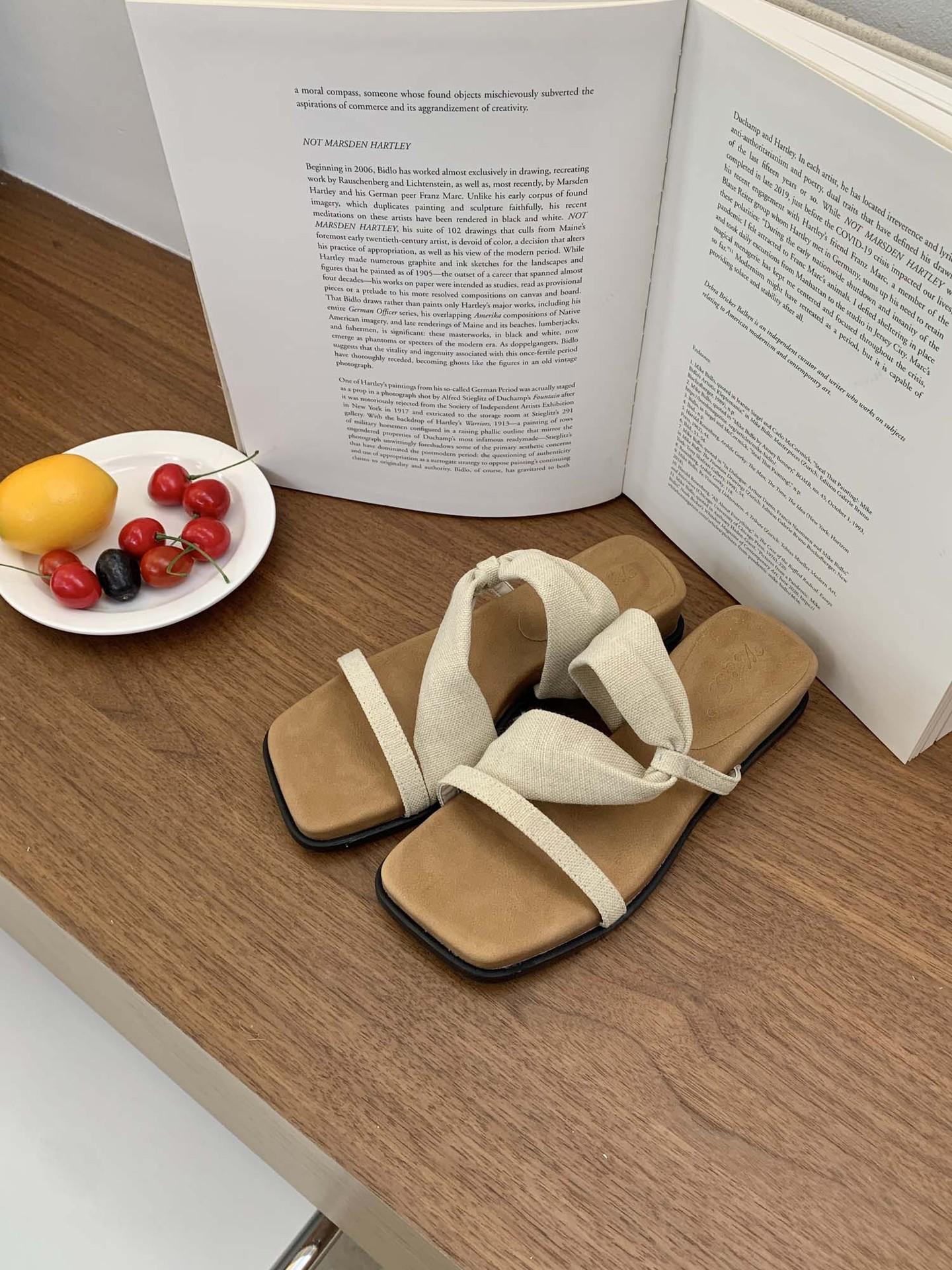 2025 new retro open-toed slippers women s outer wear temperament square head thick bottom slope heel versatile cool slippers 35