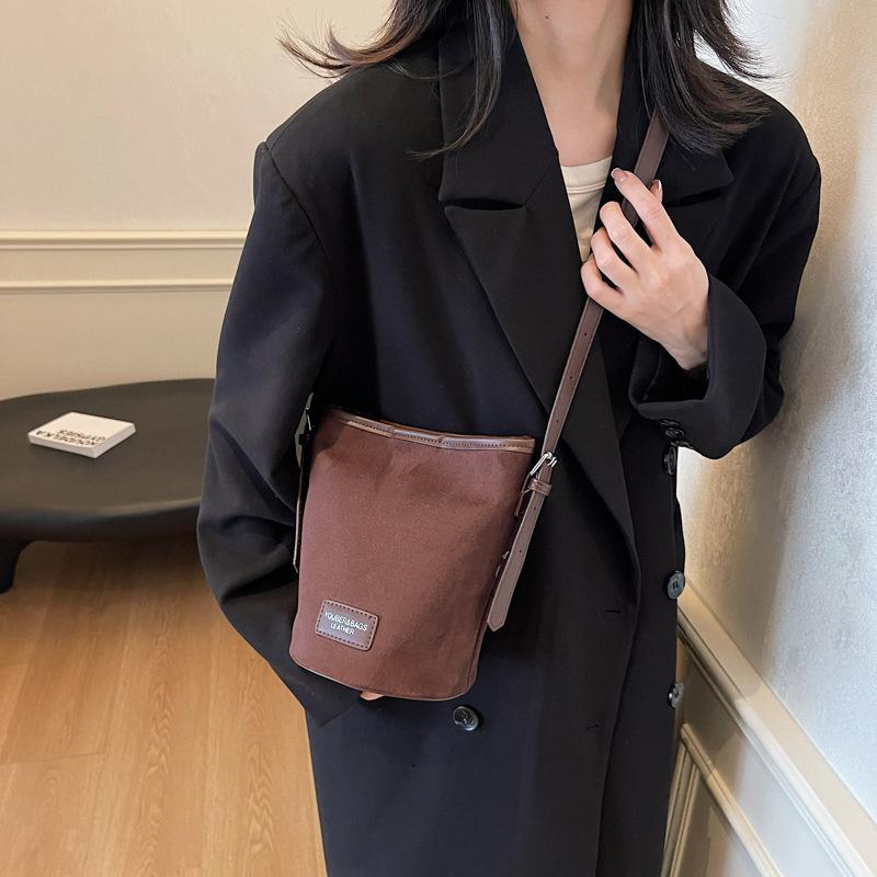 

Зарубежная женская сумка с леопардовым принтом, новая популярная модель 2025 года, супер огонь, на плечо, подмышку, нишевая, повседневная, мессенджер, сумка-ведро 20*14*20 темно-коричневого