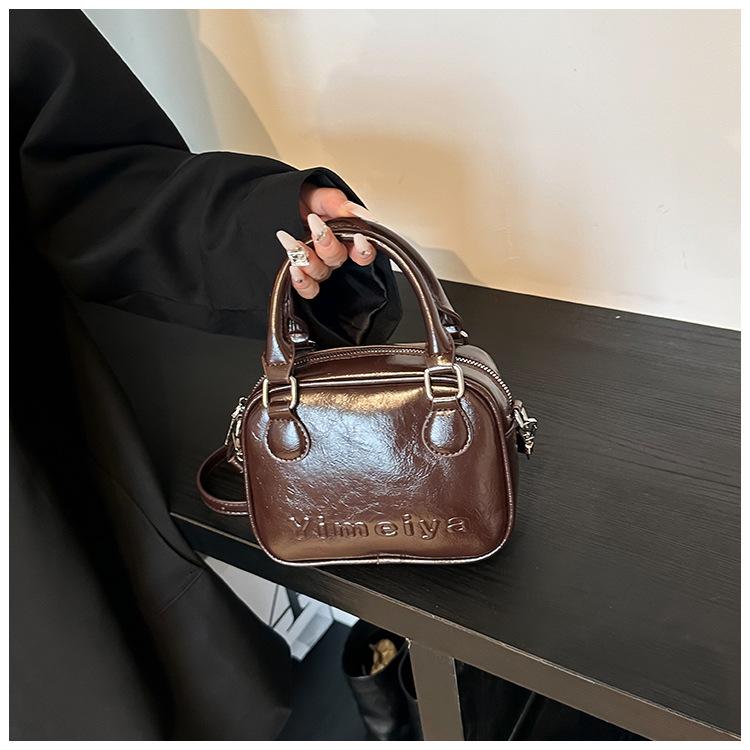 

Autumn and winter retro bag women s 2025 new textured oily leather going out small bag popular single shoulder crossbody small square bag