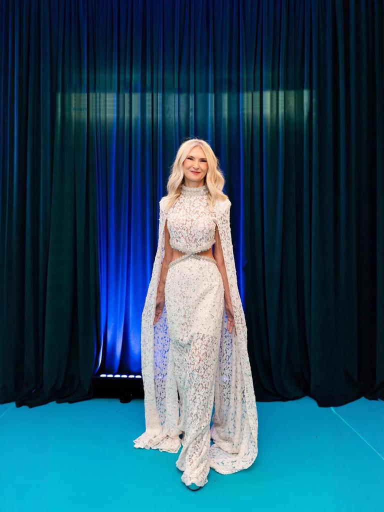 Elegante Vestido Blanco de Encaje con Cuello Alto, Mangas tipo Chal y Cintura Calada