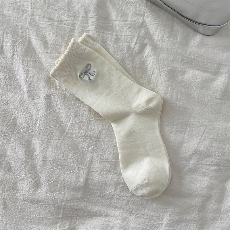 Silberne bestickte Schleifenspitzensocken, Silberne Seide atmungsaktive Baumwollsocken, Mittlere Socken, Schwarz-Weiß-Graue Socken