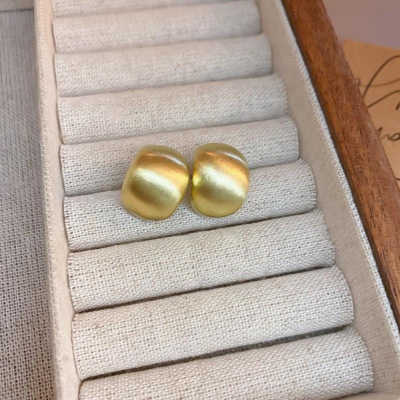 Silver Needle Irregular Stud Earrings: Retro European-American Style for Daily Versatile Wear with a High-End Luxurious Appeal.