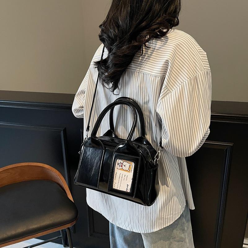 This year, Boston bags are popular for women's spring and summer 2025 new versatile messenger bags, simple women's portable pillow bags.