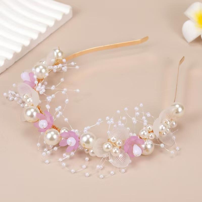 Handgefertigtes weißes Perlen-Brautstirnband mit Blumen