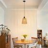 Rattan-Hängeleuchte NETTLIFE, 1-flammig, Natürliches Rattan, Boho-Chic-Design, Schwarzes Metall, Säule, E27-Leuchte für Esszimmer, Wohnzimmer
