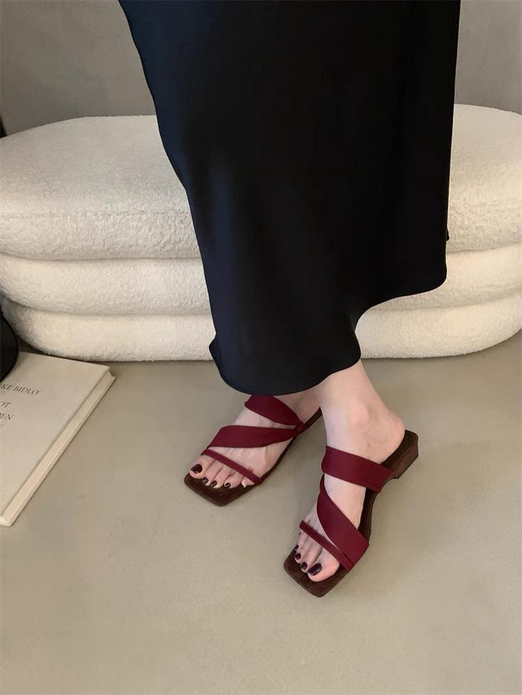 Beautiful gentle slope heel slippers women's summer wear 2025 new square head open-toed high-heeled cool slippers