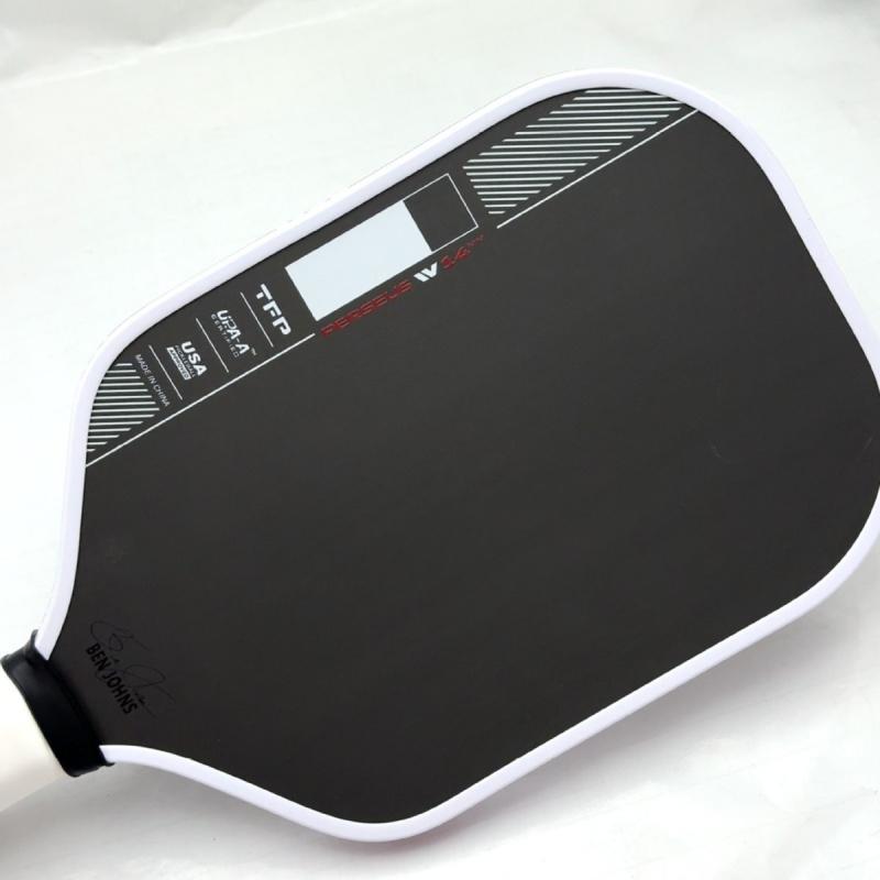 Heat-pressed one-piece four-generation core carbon fiber pickup rackets