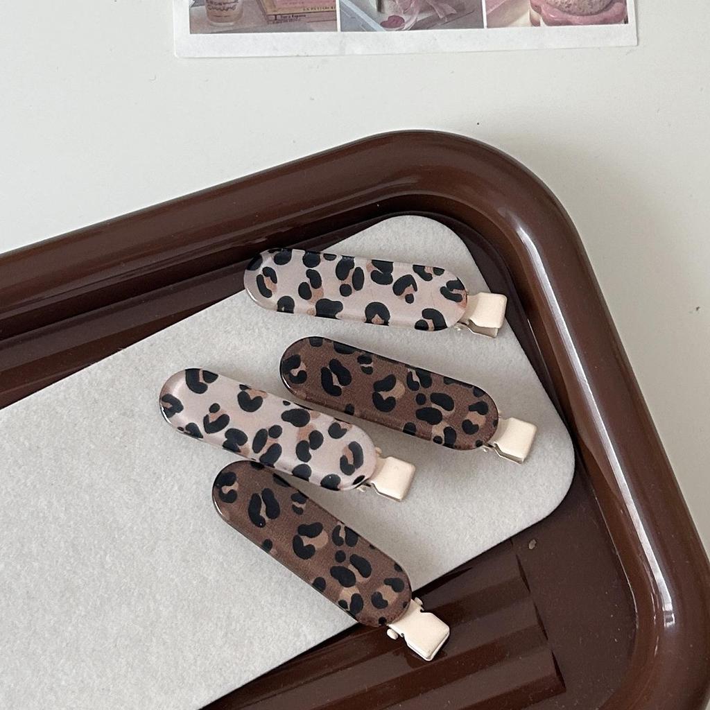 Pince à cheveux ovale à imprimé léopard: Accessoire Tendance Automne/Hiver pour Femmes.