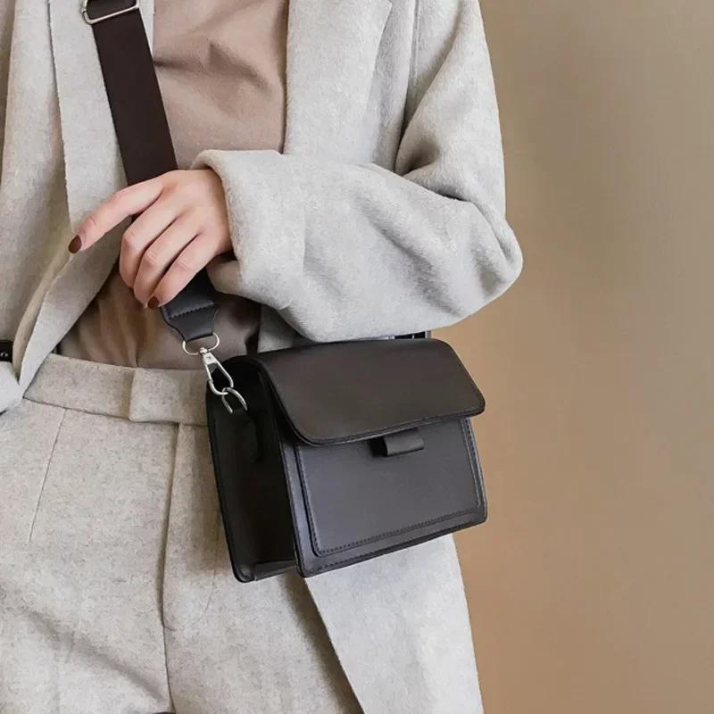 

Ladies Messenger Bag 2024 New Trendy Wide Shoulder Strap/chain Small Square Bag Retro Casual Simple Flap Crossbody Bag for Women