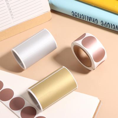 300 vnt./rulonas nuplėšiamų lipdukų etikečių, slaptų kodų uždengimo lipdukų, lipnių lipdukų, veiklos kortelių nuplėšiamų lipdukų