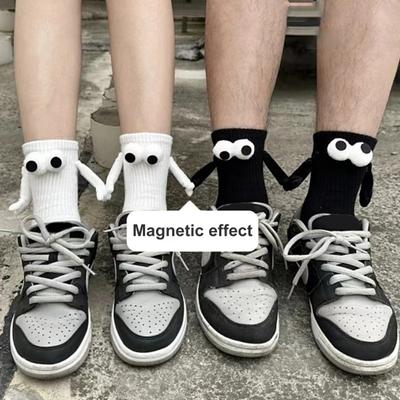 1 paire de chaussettes de couple à aspiration magnétique, poupée 3D, chaussettes de couple tenant la main, chaussettes amusantes, chaussettes mignonnes, cadeaux amusants pour femmes et hommes