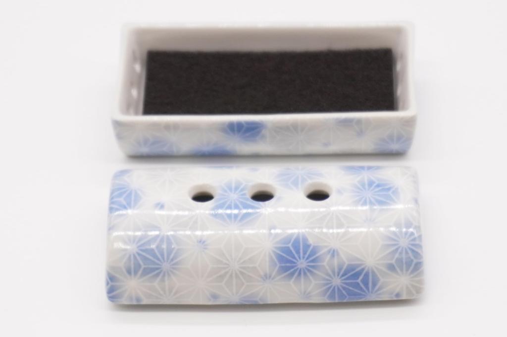 Horizontaler zylindrischer Räucherstäbchenhalter, zum Ablegen von Räucherstäbchen, Hergestellt in Japan, Mino-Keramik, Irodori Sashiko Blau, für Yoga, Meditation, Achtsamkeit,