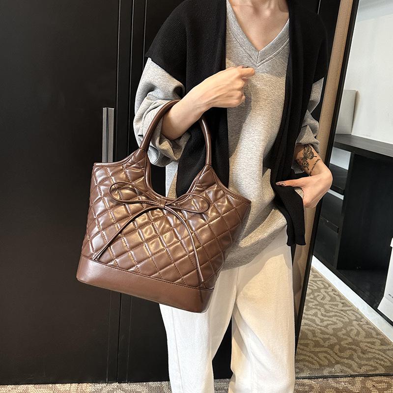 New ultra-light large-capacity handbag bag women's autumn new fashion Lingge bow vegetable basket bag shoulder bag