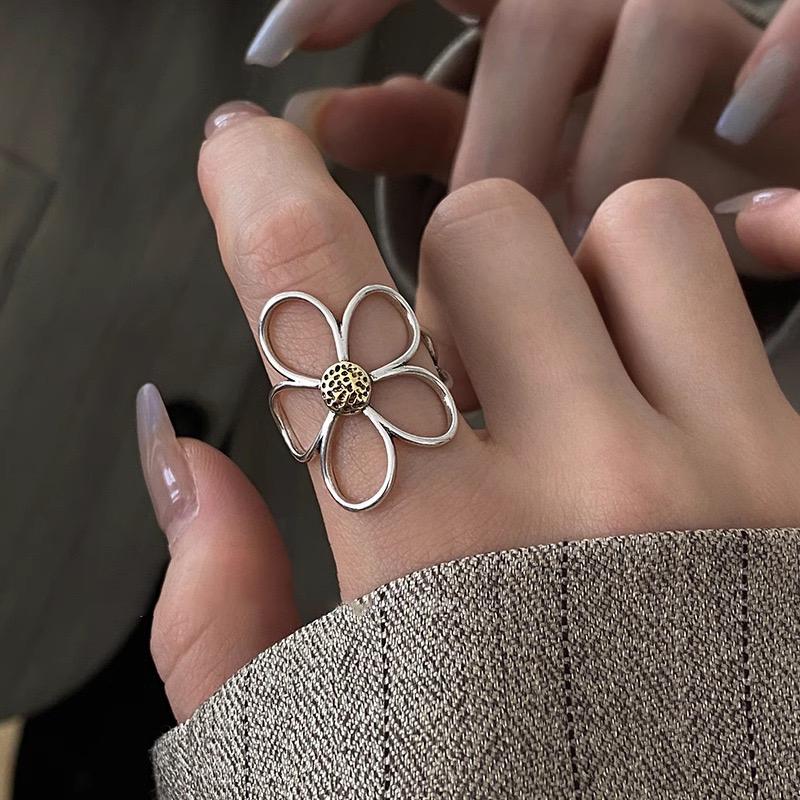 Minimalist Handmade Metal Ring with Big Flower Design for Women and Couples - Perfect for Parties and Gifts