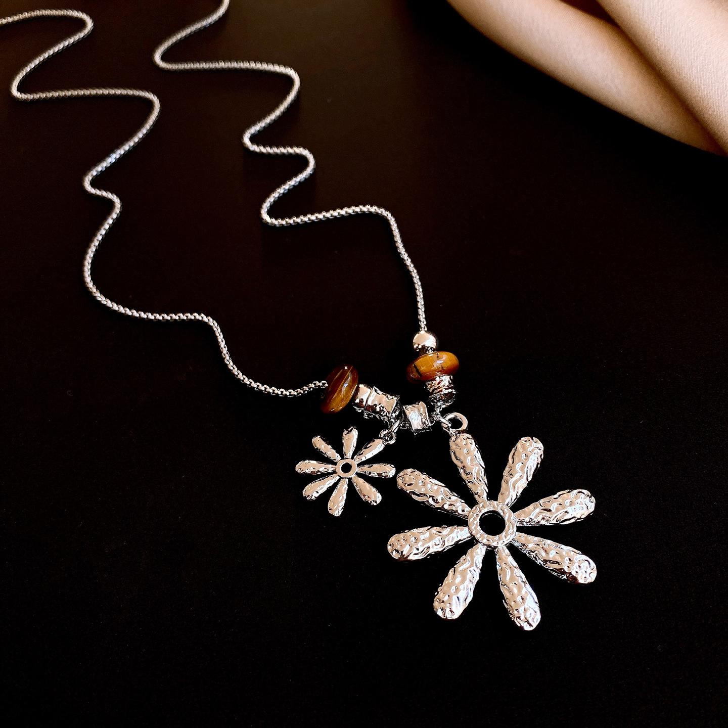 Retro simple tiger s eye stone beaded pleated flower necklace women s sweater chain necklace