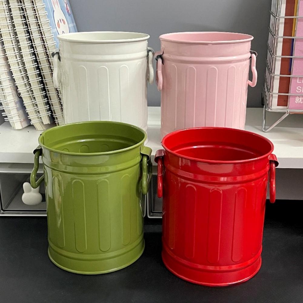 Einfache Windaufbewahrung, kleiner Eiseneimer, schmiedeeiserner Bleistifthalter, Pflanze, grüne Pflanze, Blechzylinder, Blumeneimer zur Dekoration