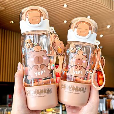 Tragbarer Trinkbecher mit Federdeckel und Strohhalm Capybara Kreatives Cartoon-Trinkgeschirr Doppelte Öffnung Plastik Kinder Capybara Flasche Geschenk